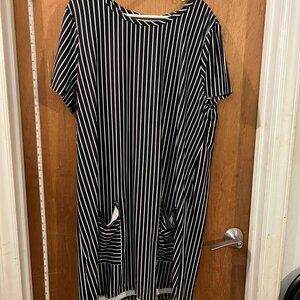 🐻Size 2XL - Shein - Black and White Stripe Pullover Dress w/Front Pockets